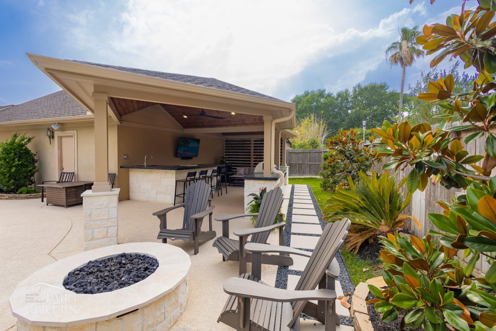 Custom shape patio cover in Houston, TX.
