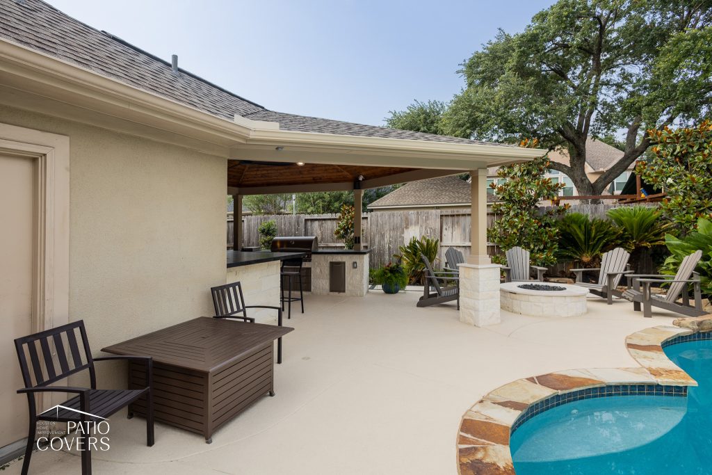Custom shape patio cover in Houston, TX.