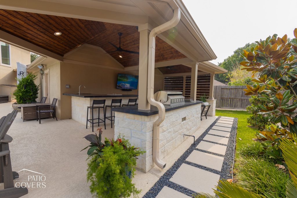 Custom shape patio cover in Houston, TX.